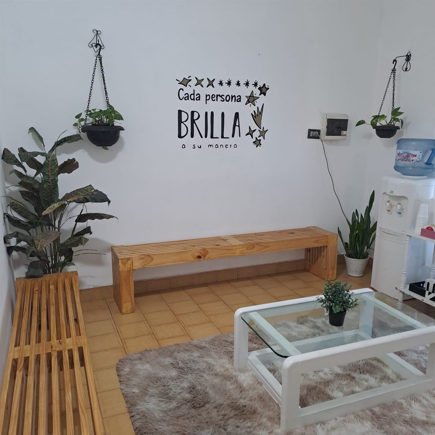 La sala de espera de Kalebu, con el mural Cada persona brilla a su manera