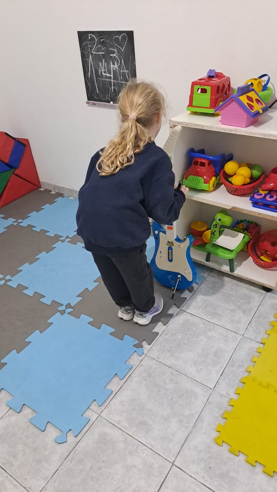 Niña jugando en Kalebu